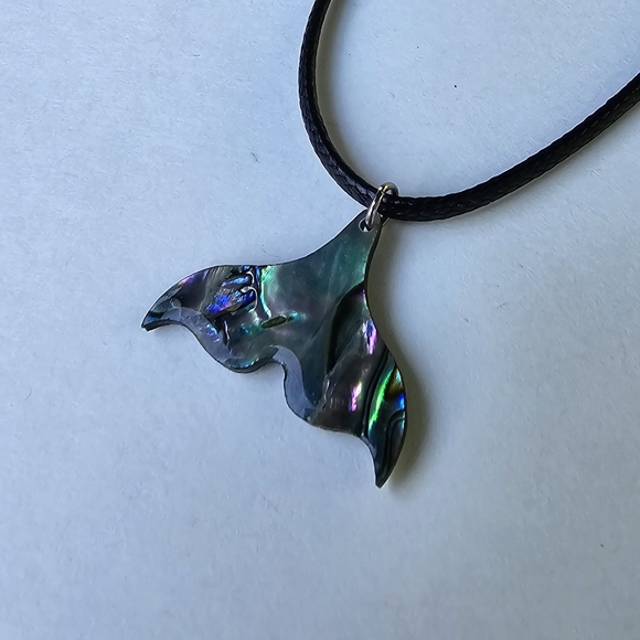 🐳 Abalone Shell Mermaid Fin Necklace - Picture 2 of 7
